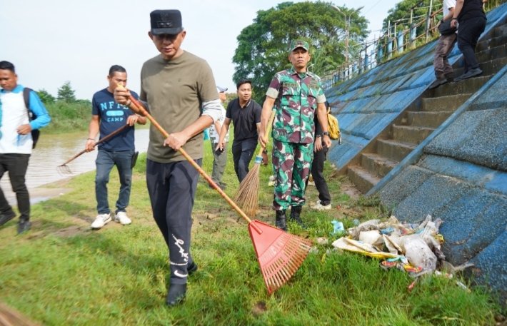 Wakil Bupati Muaro Jambi Pimpin Aksi Bersih Pasar Sengeti dan DAS Batang Hari